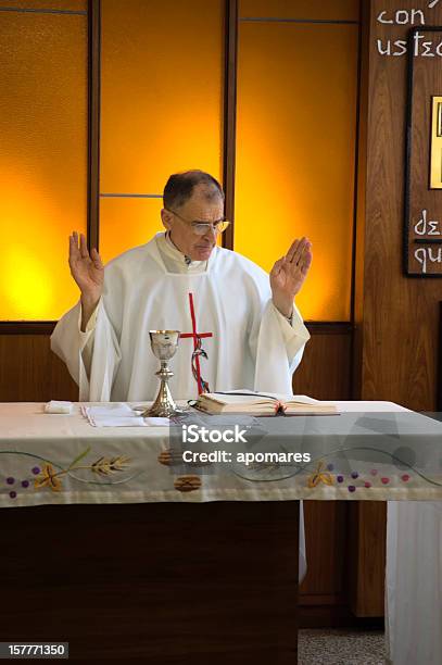 Padre Católico Na Capela Durante Uma Cerimónia De Domingo - Fotografias de stock e mais imagens de Comunhão