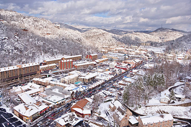 neve coberta gatlinburg perto do efeito smoky montanhas - great smoky mountains gatlinburg great smoky mountains national park appalachian mountains imagens e fotografias de stock