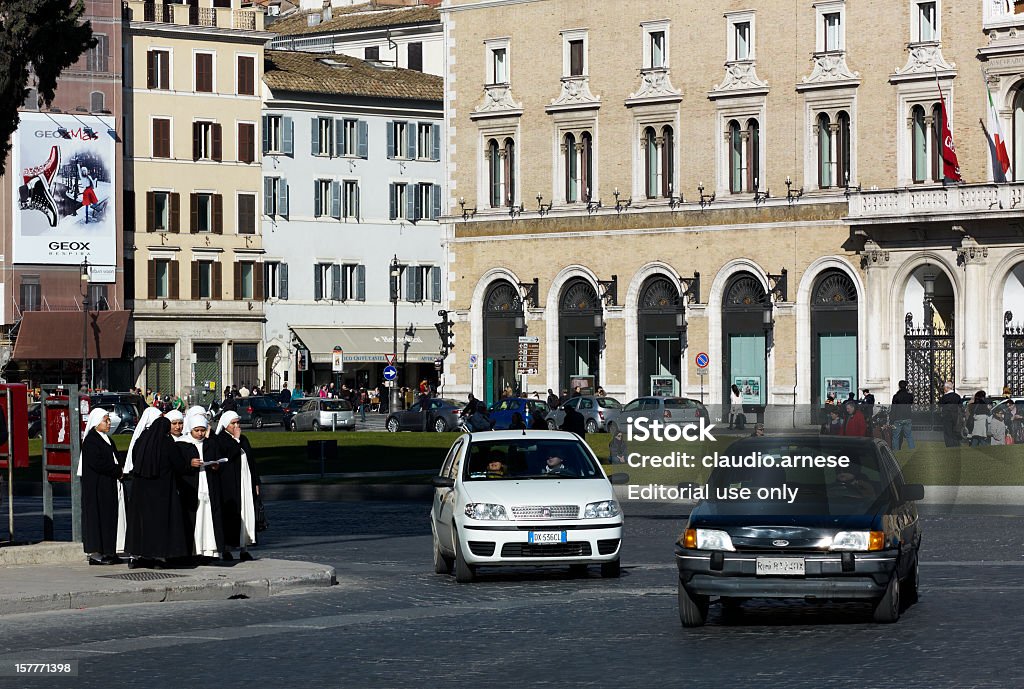 Grupa nuns. Obraz w kolorze - Zbiór zdjęć royalty-free (Architektura)