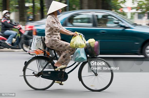 Donna Andare In Bicicletta In Vietnam - Fotografie stock e altre immagini di Ciclismo - Ciclismo, Bicicletta, Città di Ho Chi Minh