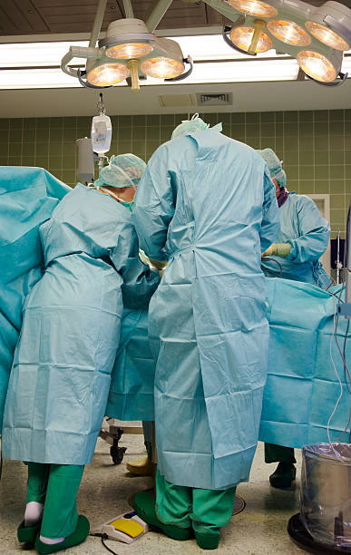 chirurgové v práci - chirurgická rouška fotky - stock snímky, obrázky a fotky