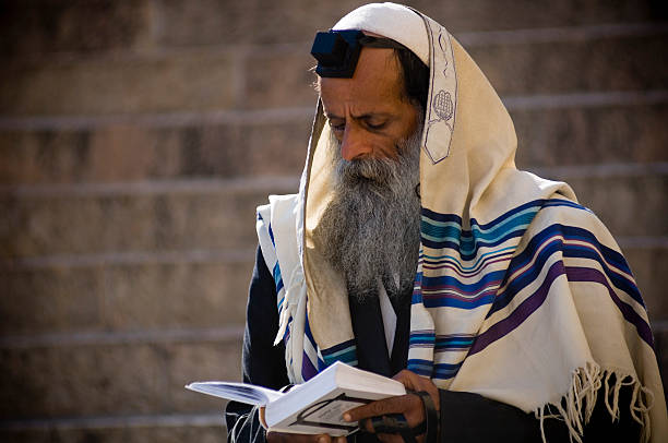 orthodoxe jüdin - talmud stock-fotos und bilder