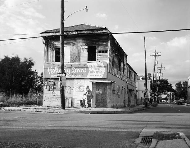 opuszczony budynek w nowym orleanie z banksy graffiti - banksy zdjęcia i obrazy z banku zdjęć