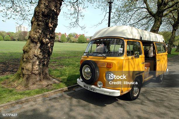 Amarelo Volkswagen Tipo 2 Van No Parque De Campismo Sefton Liverpool - Fotografias de stock e mais imagens de 1970-1979