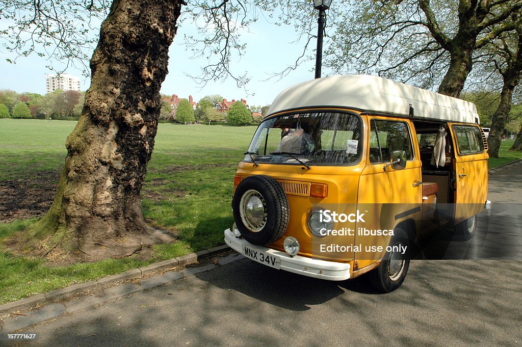 Желтый Volkswagen 2 изображением туристского фургона в Парк Sefton, Ливерпуль - Стоковые фото 1970-1979 роялти-фри