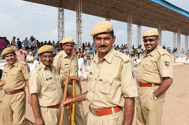 индийский policeman at pushkar ярмарка - camel fair стоковые фото и изображения