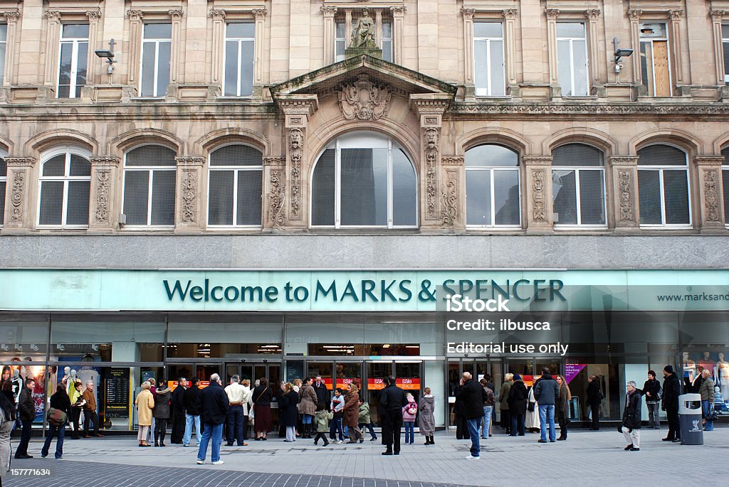 Personas esperando Marks Spencer tienda abierta & - Foto de stock de Aire libre libre de derechos