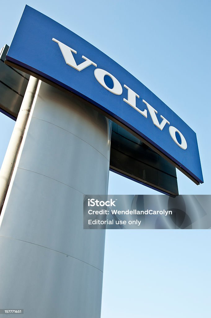 Volvo 대리점 야외 팻말 수직분사 - 로열티 프리 Volvo 스톡 사진