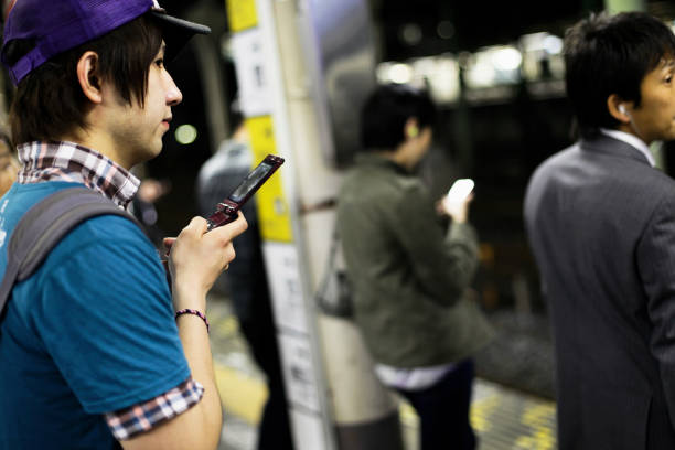 pessoas móveis - rush hour commuter on the phone tokyo prefecture imagens e fotografias de stock