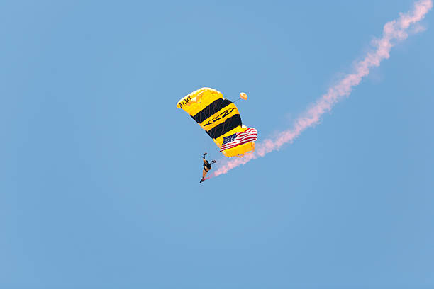 united states army golden knight stunt parachutist - miltary stock-fotos und bilder