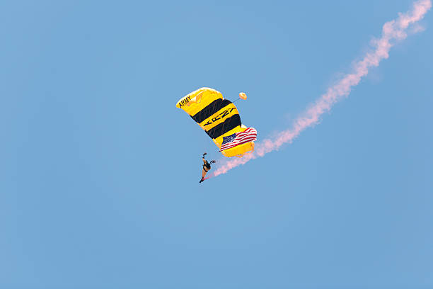 米国陸軍ゴールドの騎士 parachutist 離れ技 - miltary ストックフォトと画像