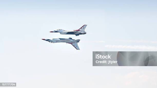 米国空軍 Thunderbirds 飛行機で高精度 - アエロバティックスのストックフォトや画像を多数ご用意 - アエロバティックス, エディトリアル, カラー画像