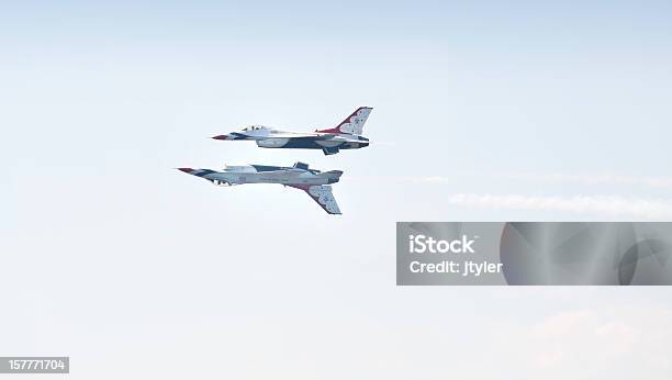 Zjednoczonych Airforce Thunderbirds W Precyzji Flying - zdjęcia stockowe i więcej obrazów Akrobacja lotnicza