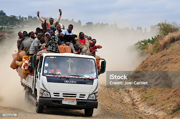 Isuzu 배달차 전체 People Near 콘소 에디오피아 Isuzu Motors Ltd.에 대한 스톡 사진 및 기타 이미지 - Isuzu Motors Ltd., 공동체, 교통수단