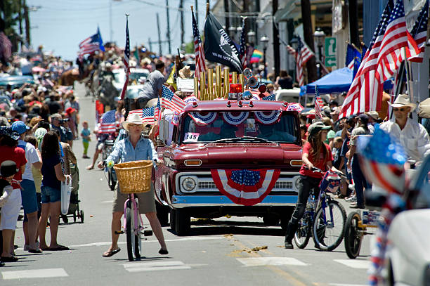 fourth of july parade - optocht stockfoto's en -beelden