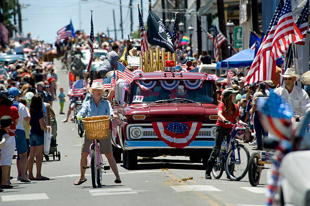 четвертого июля парад - parade стоковые фото и изображения
