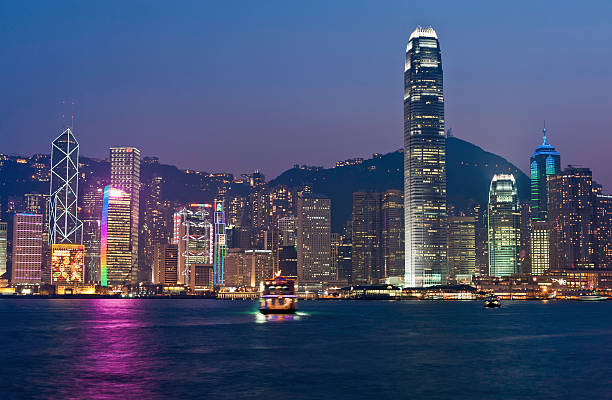 гонконг яркими неоновыми ночь небоскрёб горизонта города банки, китай - admiralty bay стоковые фото и изображения