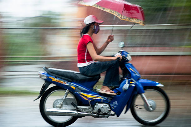 jovem mulher dirigindo na chuva - runabout imagens e fotografias de stock