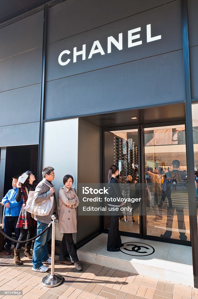 Китайских потребителей queueing вне магазин Chanel, Гонконг, Китай - Стоковые фото 30-39 лет роялти-фри