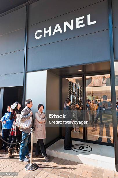 Китайских Потребителей Queueing Вне Магазин Chanel Гонконг Китай — стоковые фотографии и другие картинки 30-39 лет
