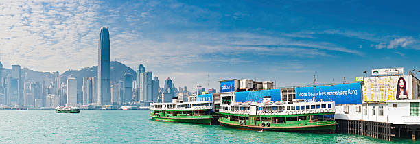 hong kong, la star ferry terminal del porto di grattacieli skyline panorama cina - admiralty bay foto e immagini stock