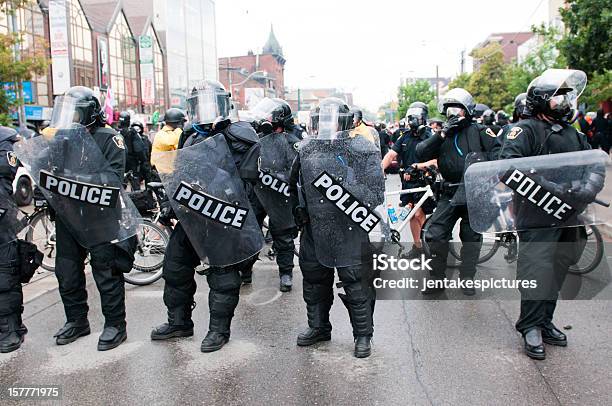 Reihe Von Polizisten Stockfoto und mehr Bilder von Polizei - Polizei, Demonstration, Polizeischutzschild