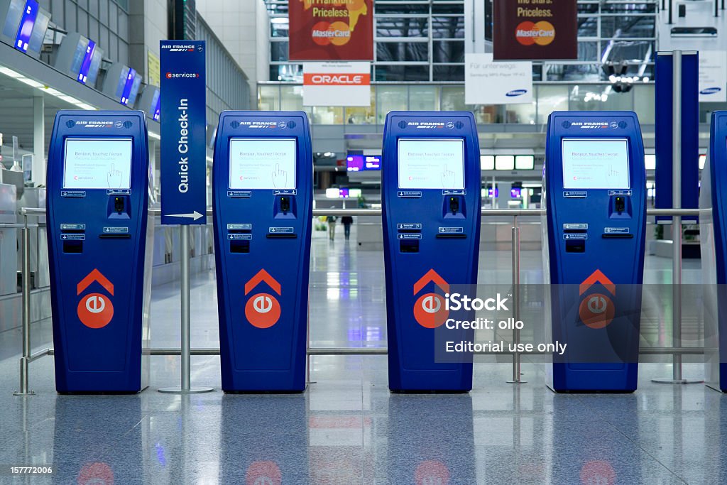 Les comptoirs d'enregistrement automatique de l'aéroport de Francfort - Photo de Allemagne libre de droits