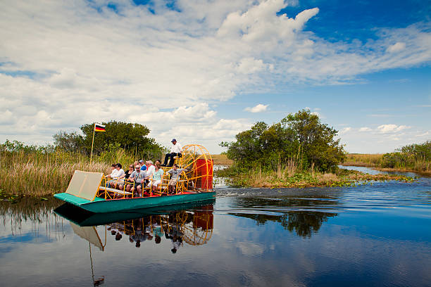 bote de aire en el parque nacional florida everglades - parque nacional everglades fotografías e imágenes de stock