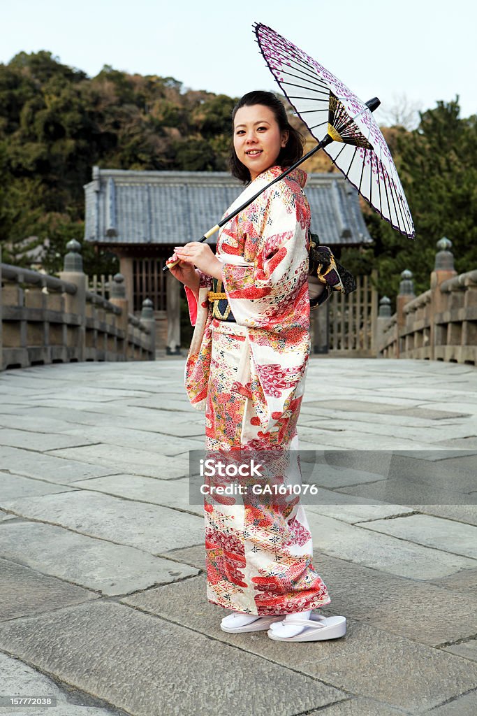 satellit Skraldespand fattige Woman In Kimono With Umbrella Stock Photo - Download Image Now - 25-29  Years, Adult, Adults Only - iStock