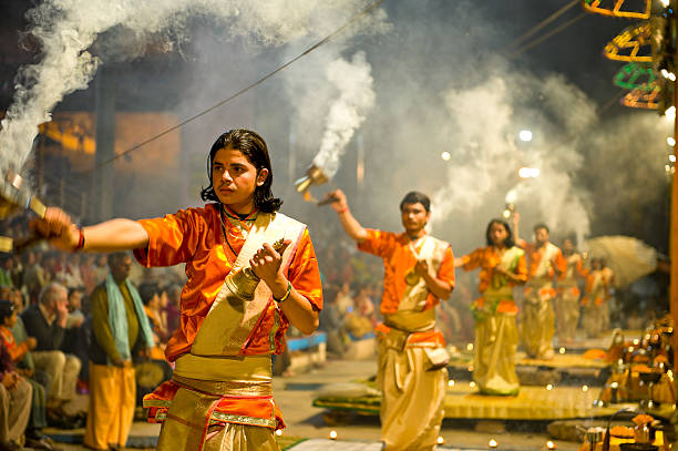 puja para alabar el ritual dios ganga, india - varanasi fotografías e imágenes de stock