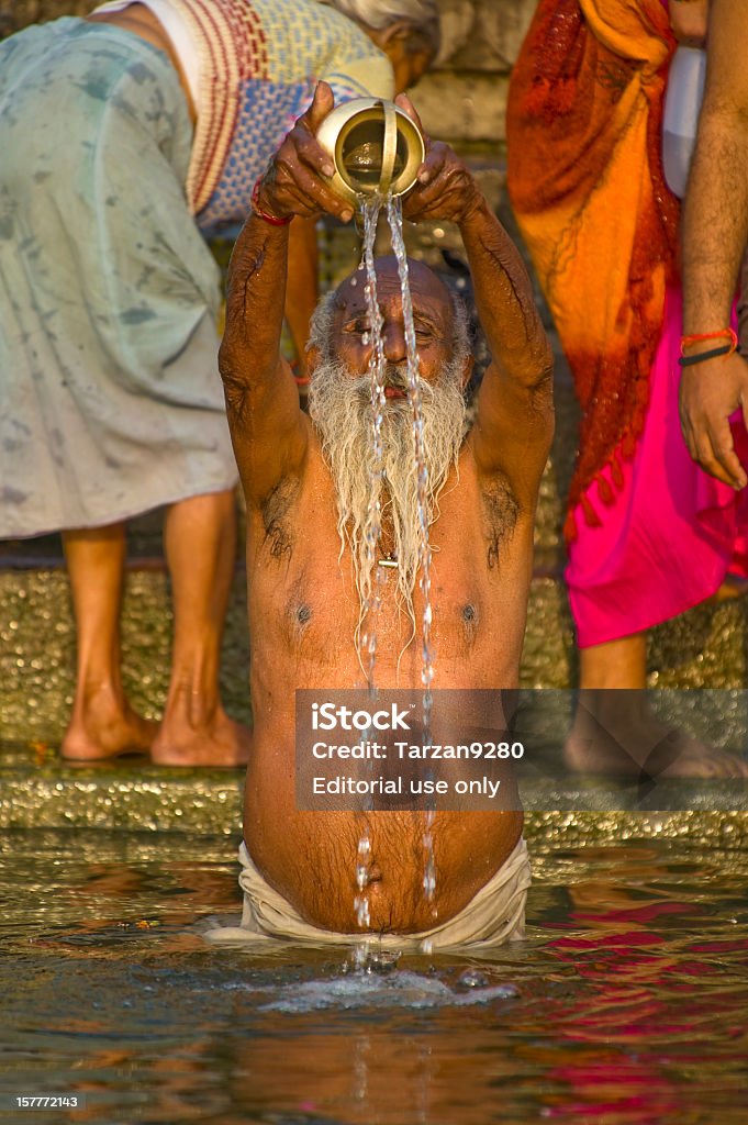 Пилигрим молиться на берегу Река Ганг - Стоковые фото Азия роялти-фри
