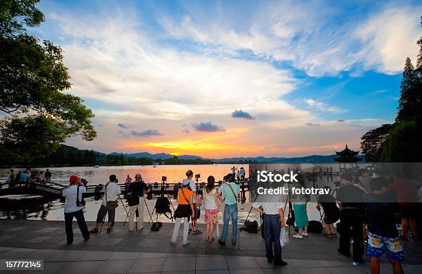 Foto de Fotógrafos Lago Oeste Em Hangzhou China O Pôrdosol e mais fotos de stock de Adulto