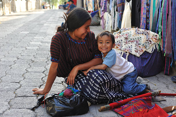 小さな子供の母親とサンタカタリーナ poropo 、グアテマラ - グアテマラ 写真 ストックフォトと画像