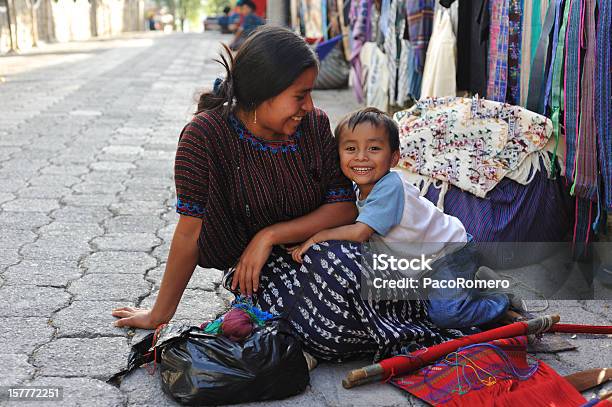 小さな子供の母親とサンタカタリーナ Poropo グアテマラ - グアテマラのストックフォトや画像を多数ご用意 - グアテマラ, マヤ, 女性
