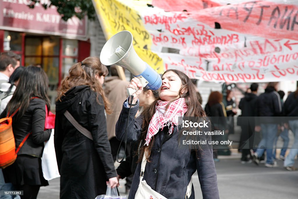 Joven manifestante con megáfono - Foto de stock de Manifestación libre de derechos