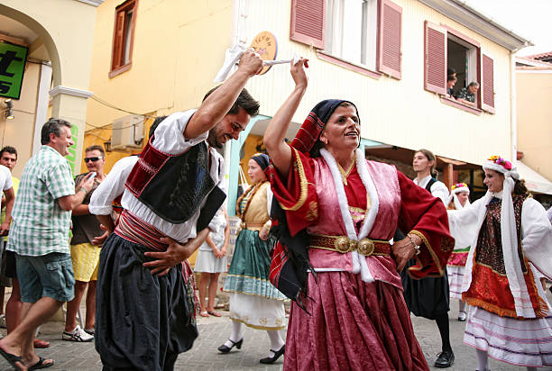 lefkas international, la parade du festival folklorique locale groupe - tradition grecque photos et images de collection