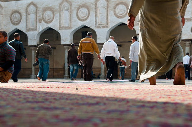 hommes dans une mosquée - al azhar photos et images de collection