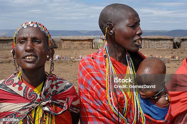 Photo libre de droit de Groupe De Femmes Maasai Chanter banque d'images et plus d'images libres de droit de Adulte - Adulte, Afrique, Chanter