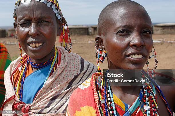 Closeup De Mulheres De Maasai Tribe - Fotografias de stock e mais imagens de Adulto - Adulto, Aldeia, Ao Ar Livre