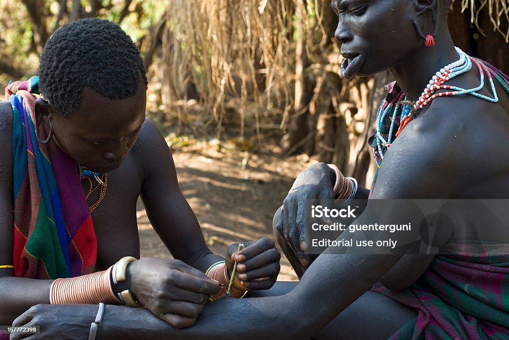 Женщина из племени Сурма в Эфиопии является scars резания - Стоковые фото Krieger роялти-фри