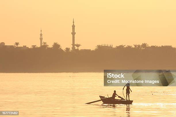 Los Pescadores Sobre Río Nilo En Luxor Egipto Foto de stock y más banco de imágenes de Adolescente - Adolescente, Adulto, Adulto joven