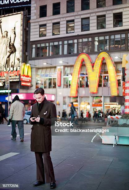 젊은 남자 뉴욕 McDonald's에 대한 스톡 사진 및 기타 이미지 - McDonald's, 휴대용 통신 기기, 가게 표시