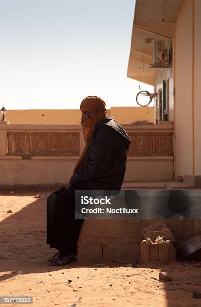 Photo libre de droit de Libyen Résident À Lextérieur En Regardant De Circulation Sabha De Libye banque d'images et plus d'images libres de droit de Assis