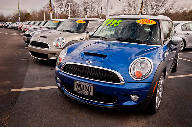 utiliza mini coopers - sports car car business editorial fotografías e imágenes de stock