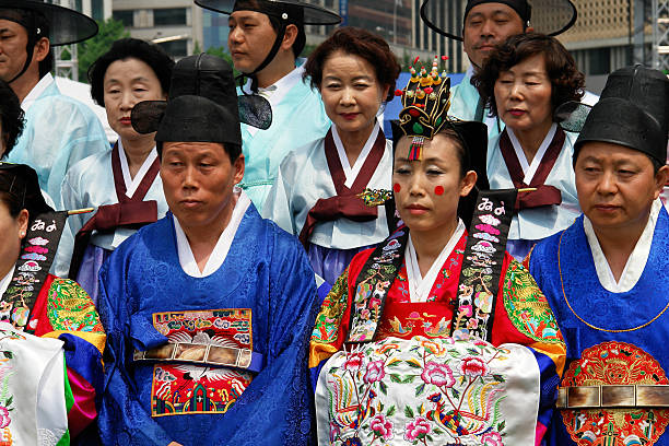 coreanos realiza old ceremonia de bodas - boda coreana fotografías e imágenes de stock