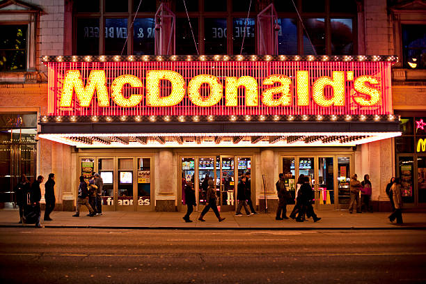 mcdonalds - new york city times square crowd people zdjęcia i obrazy z banku zdjęć