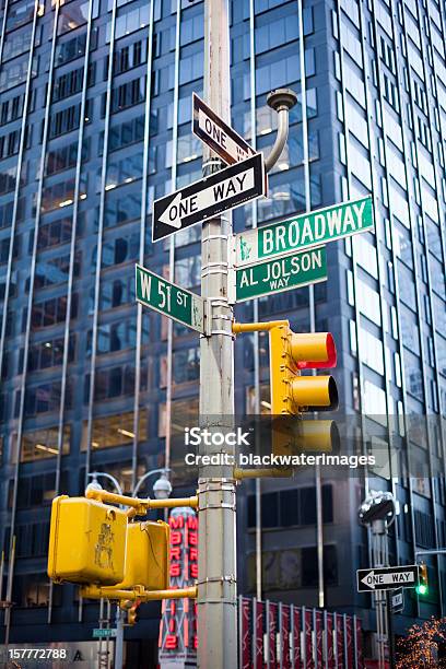 Foto de Interseção Da 51st E A Broadway e mais fotos de stock de New York City - New York City, Rua, Arquitetura