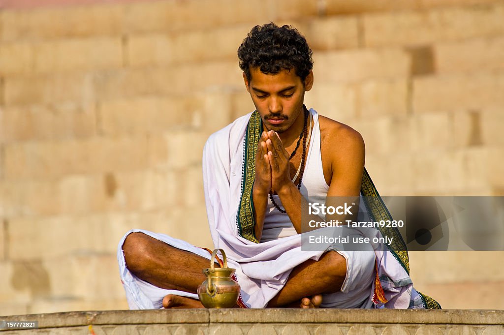 Sadhu méditer sur la rive du fleuve Gange, en Inde - Photo de Asie libre de droits