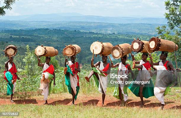 Drummers Z Gitega W Burundi Afryka - zdjęcia stockowe i więcej obrazów Burundi - Afryka Wschodnia - Burundi - Afryka Wschodnia, Afryka, Afrykanin