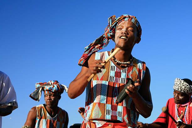 musicien de cape town, afrique du sud - ethnic music photos et images de collection